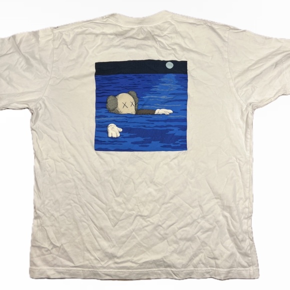 Uniqlo X Kaws 2023 2-sided Size L - Picture 2 of 2